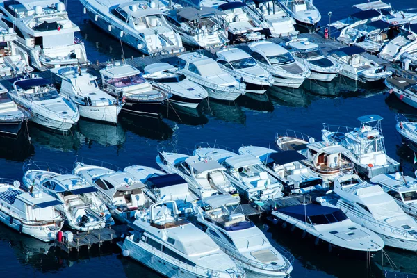 Een groep van boten en jacht in de haven — Stockfoto