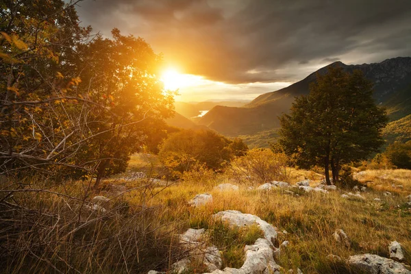 Krajina v Abruzzo, Civitella Alfedena, Itálie — Stock fotografie