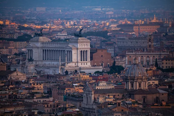 Altare della Patria dalla cappella di San Pietro, Roma, Italia — Foto Stock