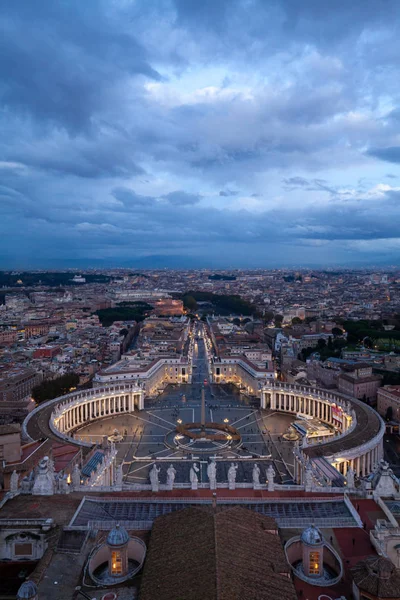 Vista de ángulo alto de la Plaza de San Pedro en la Ciudad del Vaticano, Roma, I — Foto de Stock