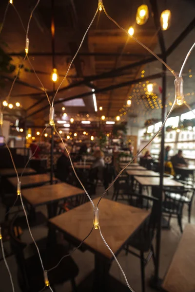 Schöne Bar mit Weihnachtsdekoration und Lichtern — Stockfoto