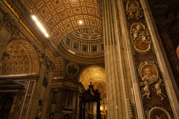 Vue intérieure de l'Eglise vaticane à Rome, Italie — Photo