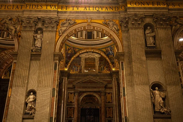 Vista interior de la Iglesia Vaticana en Roma, Italia —  Fotos de Stock