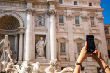 İtalya, Roma 'da Trevi Çeşmesi' nin fotoğrafını çeken bir kız var.