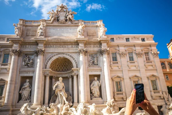 在意大利罗马，一个女孩正在拍摄罗马喷泉的照片 — 图库照片