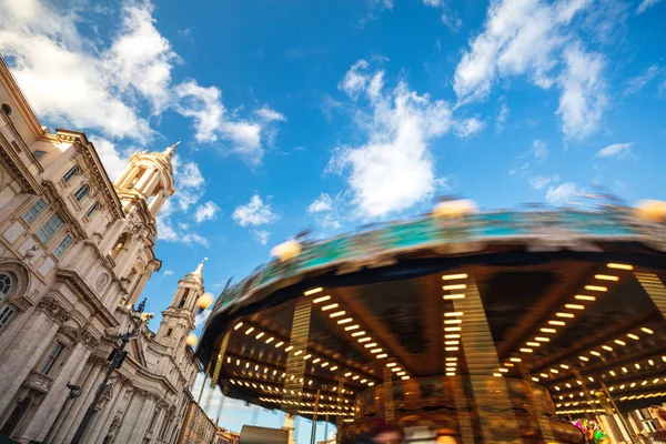 Ancien carrousel de cheval allemand construit en 1896 sur la place Navona, Ro — Photo