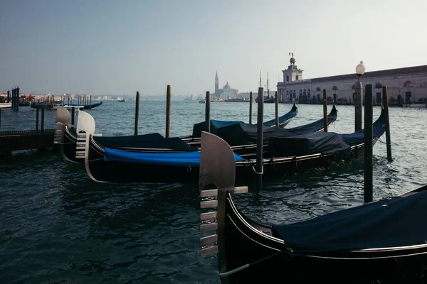 Gondolák Megtekintése Velencében Olaszországban — Stock Fotó