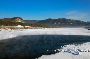 Göl Teletskoye görünümünü
