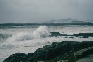 Dalgalar sahil, Baiona üzerinde Galicia İspanya kayada kırma