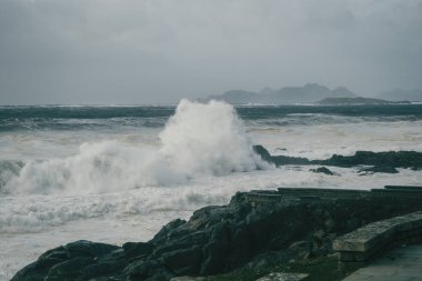 Dalgalar sahil, Baiona üzerinde Galicia İspanya kayada kırma