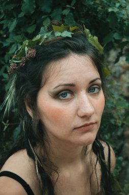 Saçlarını doğal makyaj bitkiler ile orman elfin yüz