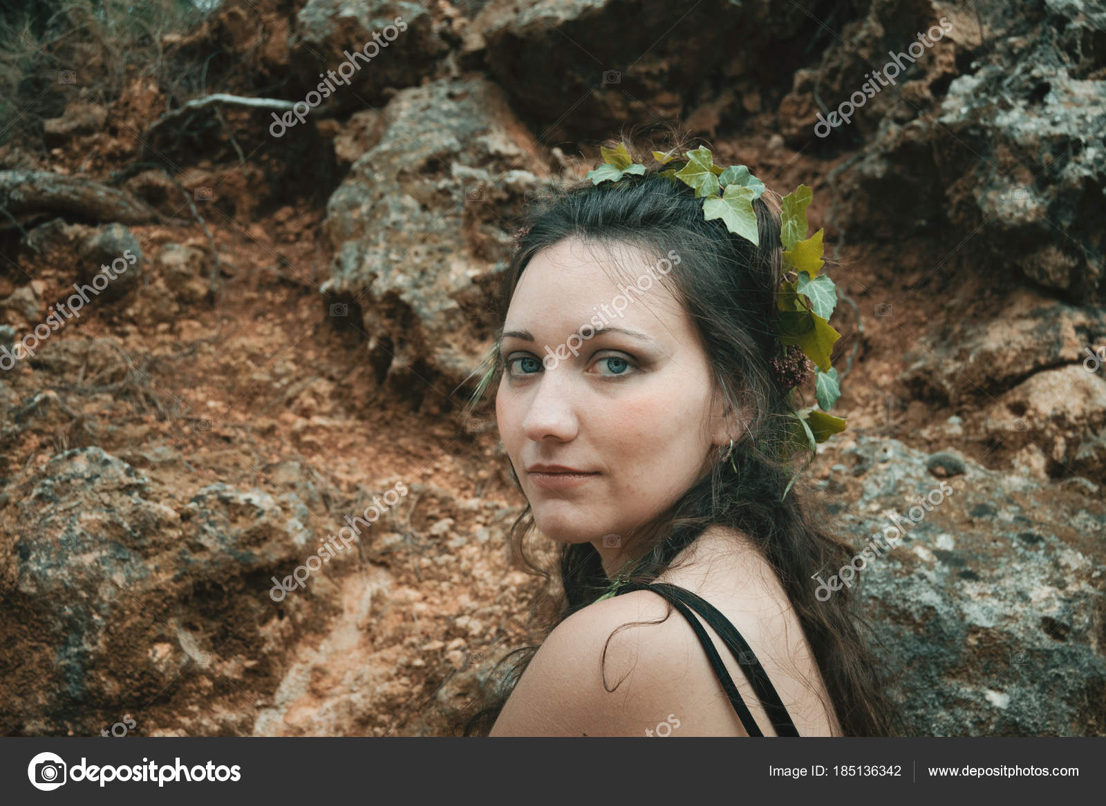 Elfe de la forêt avec des plantes dans les cheveux, maquillage naturel\u2013 images de stock libres de droits