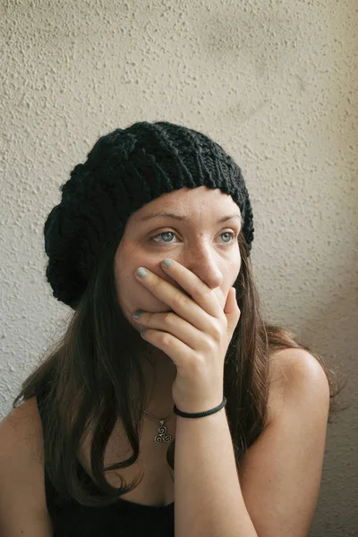 Dziewczyna z długie włosy i niebieskie oczy powierzchni jej usta z nią ha — Zdjęcie stockowe