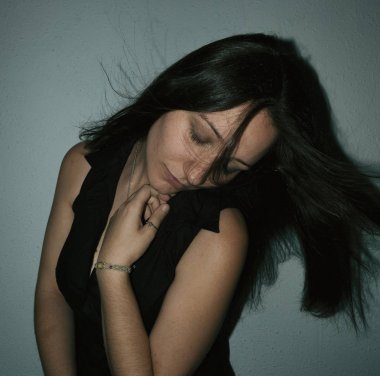 kapalı gözler ve saçında Rüzgar olan kız