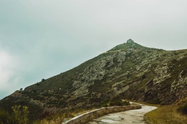 bulutlu bir günde bir dağ tepe üstüne taş ev