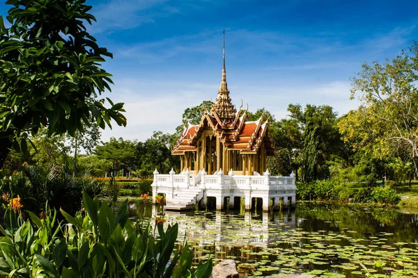Lotus gölet Tay geleneksel Pavyonu ile beyaz bulutlar ve mavi gökyüzü arka plan Bangkok, Tayland.