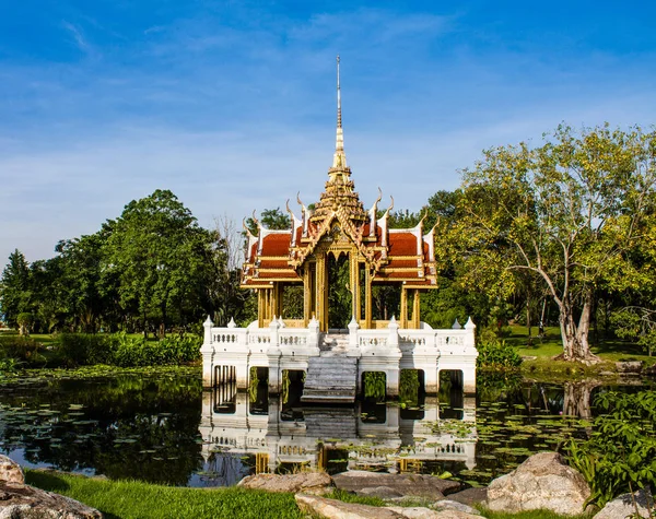 Lotus gölet Tay geleneksel Pavyonu ile beyaz bulutlar ve mavi gökyüzü arka plan Bangkok, Tayland.