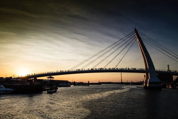 Günbatımı manzara Lover's Bridge Tamsui River Taipei, Tayvan.