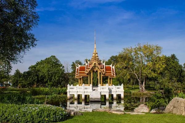 Pavilhão Tradicional Tailandês Lotus Pond Com Nuvens Brancas Fundo Azul — Fotografia de Stock
