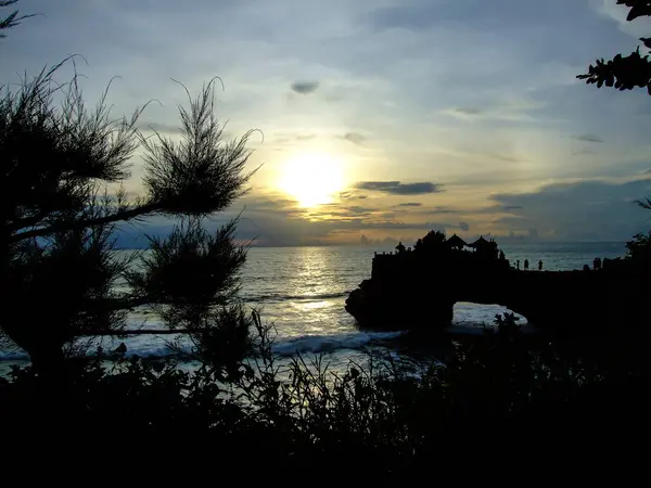 Tanah Lot, Hindu tapınağı Endonezya Bali deniz kenarında gün batımında.
