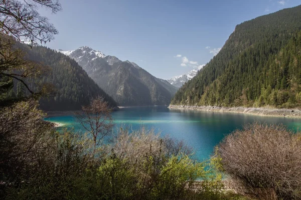 Turkuaz renkli göl Vadisi ormanlar ve mavi gökyüzü ve beyaz bulutlar dağlar. 