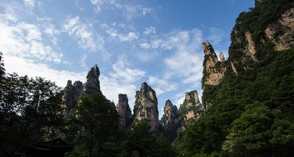 Şaşırtıcı Çin dağlarında manzara arka plan beyaz bulutlar ve mavi gökyüzü ile