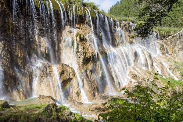 Su ve mavi gökyüzü çalışan ile şelale peyzaj.