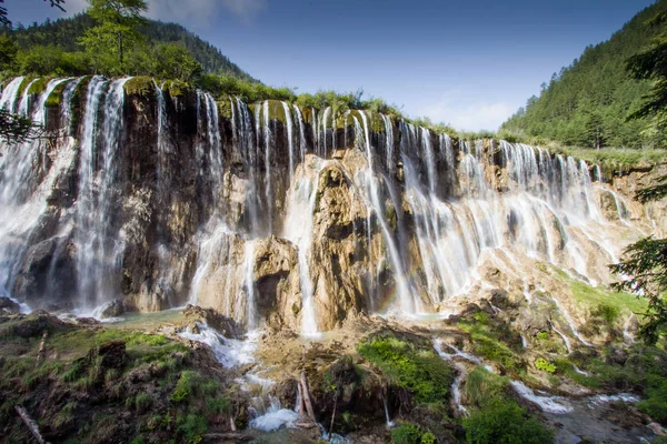 Su ve mavi gökyüzü çalışan ile şelale peyzaj.