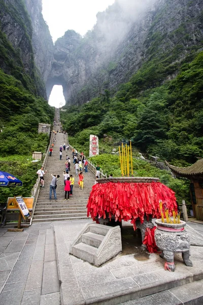 Hunan, Çin - 20 Mayıs: Turist 1000 yürüyor büyük delik Tian erkekler Shan dağ ya da cennet kapısı üzerinde Çince için adımlar olabilir 20,2013 Hunan, Çin.  