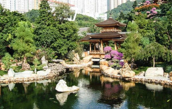 Köşk ve lakeside Çin Bahçe ağaçları.