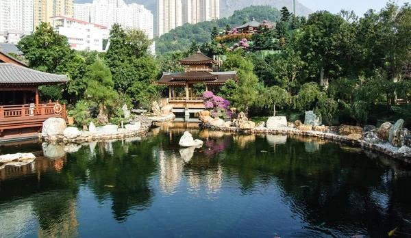 Köşk ve lakeside Çin Bahçe ağaçları.