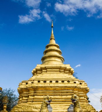 Golden pagoda geleneksel Tay tarzı bir Budist tapınağında Chiang Mai, Tayland.