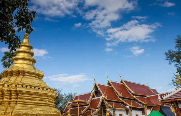 Golden pagoda geleneksel Tay tarzı bir Budist tapınağında Chiang Mai, Tayland.