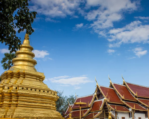 Golden pagoda geleneksel Tay tarzı bir Budist tapınağında Chiang Mai, Tayland.