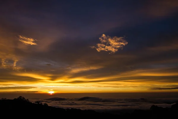 Amanecer entre las nubes . — Foto de Stock