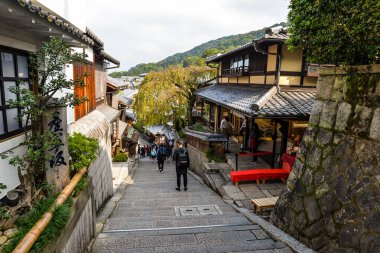 Kiyomizu-dera sokaklarında insanlar var.
