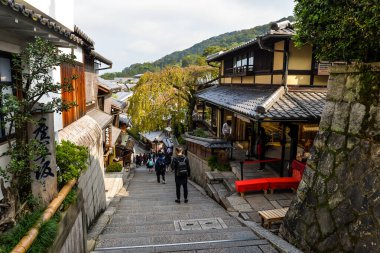 Kiyomizu-dera sokaklarında insanlar var.