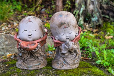 İki küçük gülümseyen budist dua ederken