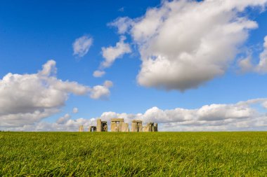 Soğuk, güneşli bir kış gününde Stonehenge 'in antik kaya oluşumları