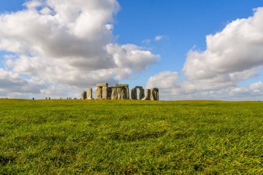 Soğuk, güneşli bir kış gününde Stonehenge 'in antik kaya oluşumları