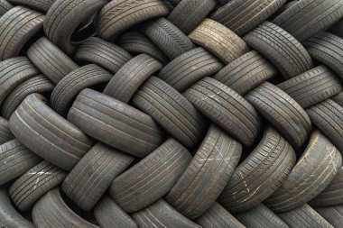 Bir sürü eski tekerlek üst üste dizilmiş.