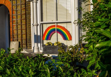 Londra / İngiltere - 29 / 4 / 20 - Gökkuşağı resimleri ve covid-19 krizi sırasında pencerelere asıldı