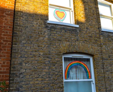 Londra / İngiltere - 29 / 4 / 20 - Gökkuşağı resimleri ve covid-19 krizi sırasında pencerelere asıldı