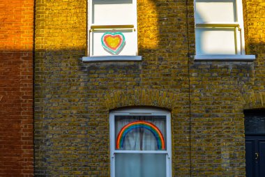 Londra / İngiltere - 29 / 4 / 20 - Gökkuşağı resimleri ve covid-19 krizi sırasında pencerelere asıldı