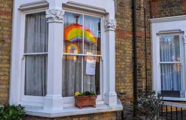 Londra / İngiltere - 29 / 4 / 20 - Gökkuşağı resimleri ve covid-19 krizi sırasında pencerelere asıldı