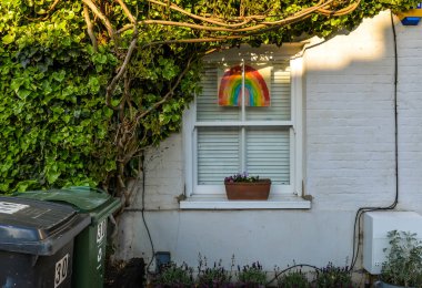 Londra / İngiltere - 29 / 4 / 20 - Gökkuşağı resimleri ve covid-19 krizi sırasında pencerelere asıldı
