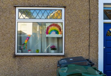 Londra / İngiltere - 29 / 4 / 20 - Gökkuşağı resimleri ve covid-19 krizi sırasında pencerelere asıldı