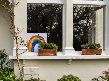 Londra / İngiltere - 29 / 4 / 20 - Gökkuşağı resimleri ve covid-19 krizi sırasında pencerelere asıldı