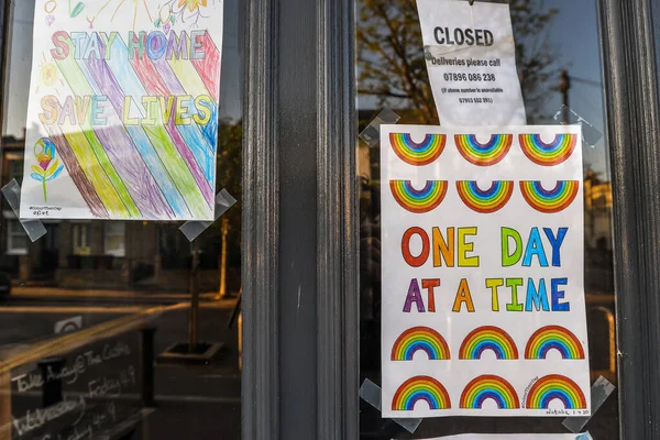 Londra / İngiltere - 29 / 4 / 20 - Gökkuşağı resimleri ve covid-19 krizi sırasında pencerelere asıldı