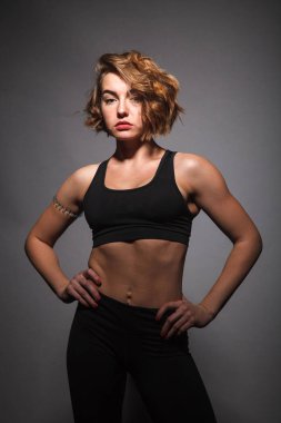 Yoga yaparken genç kız